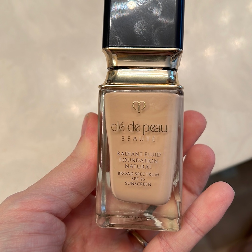 Cle de pray radiant fluid foundation